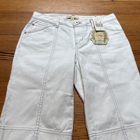 Cabi Jeans Shorts Women White NEW Denim Knee Length Contrast Stitch 881 SIZE 2 - Picture 2 of 7